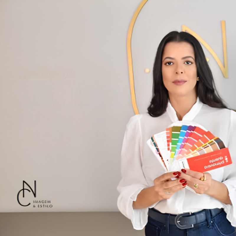 Coloração pessoal — Nilvania Camargos com cartela de cores