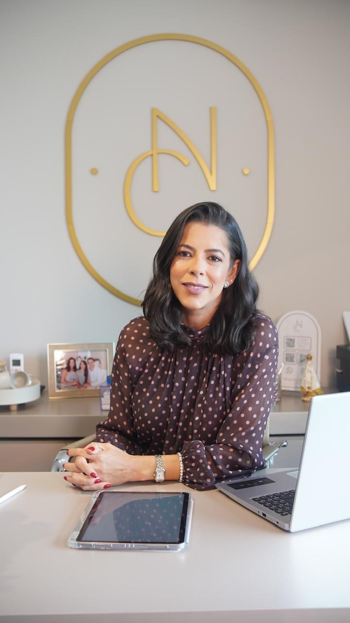 Nilvania Camargos em seu escritório de consultoria de imagem